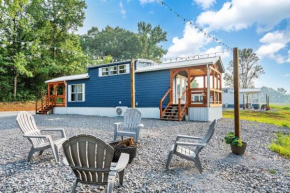 8 All Decked Out, Luxury Tiny House, Boat Parking Mins to Lake Guntersville, Downtown